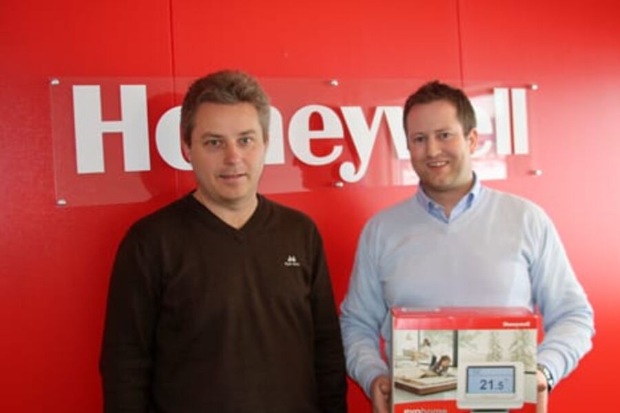 - Nå er vi klare til å lansere evohome i det norske markedet sier fra venstre Tom Erik Bakkene og Morten Helgerud i Honeywell Norge , avdeling ECC.