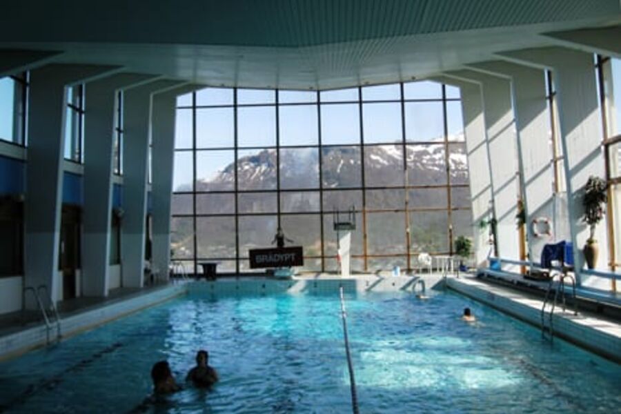 Svømmehaller er store energisluk, men vet vi egentlig hvor og hvor mye energi som går med? Foto: SINTEF