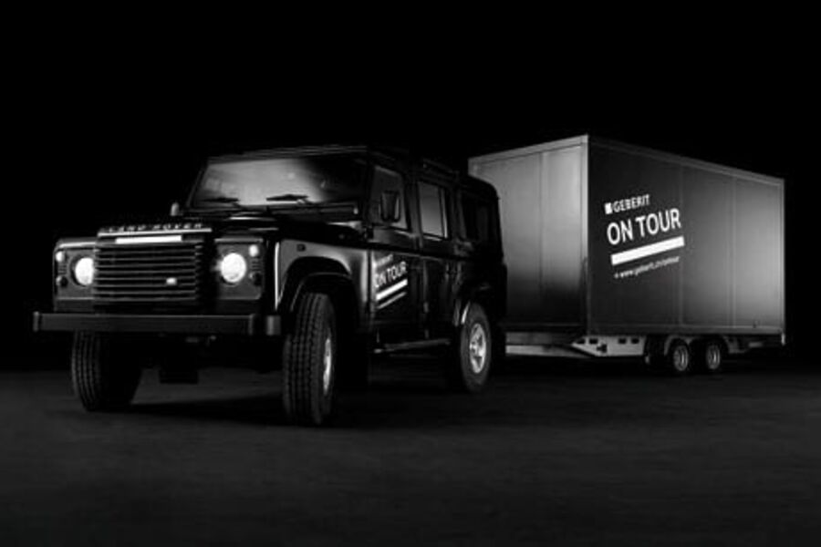 Med en flott Landrover Defender og en stor svart henger vil det bli vanskelig og ikke legge merke til Geberit i turnèperioden.