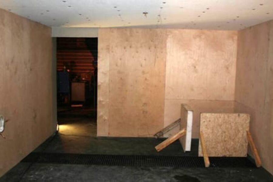 Bildet viser deler av rommet under testing. Der er 2 åpne dørfelt som bidrar til luftstrømninger.