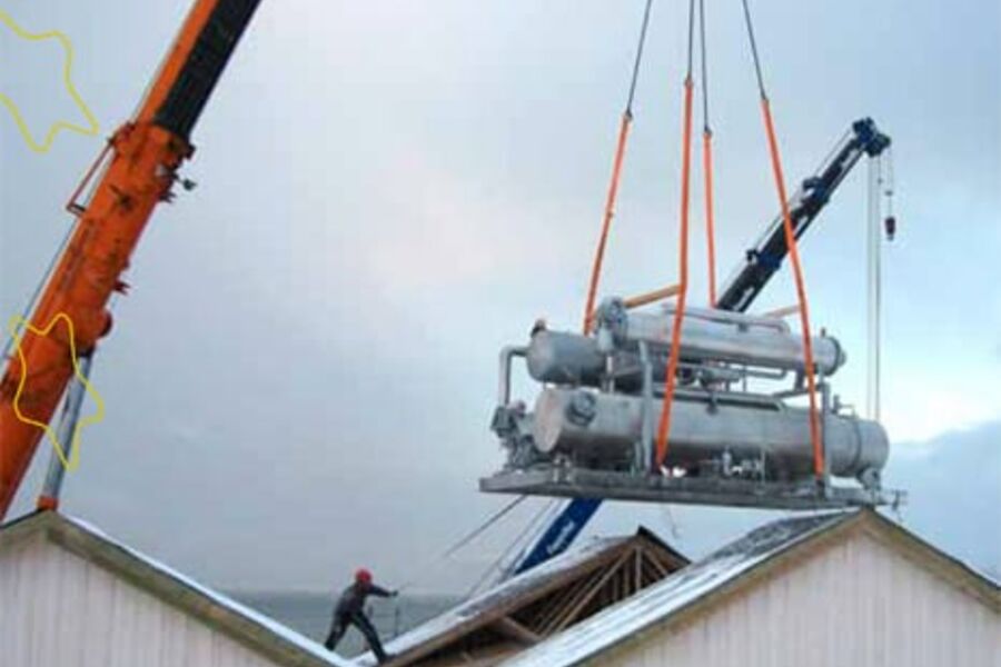 Varmepumpen heises på plass i fyringssentralen nede ved fjæra på Brekstad.Foto: Geir Atle Svendsen, Fosenkraft AS