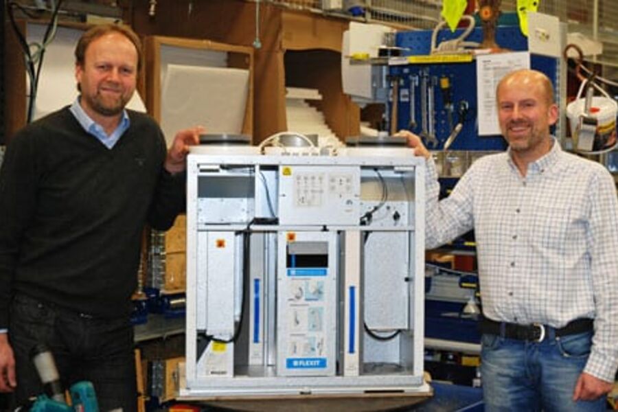 Knut Skogstad, sjef for forretningsutvikling, og markedssjef Jon Dehli med et boligventilasjonsaggregat.