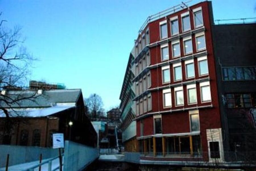 Den takkete fasaden på Bellonas kontorlokaler er dekket av solfangere. Det er ett av tiltakene som gjør bygget rekordeffektivt.Foto: Ruth Astrid Sæter/Bellona