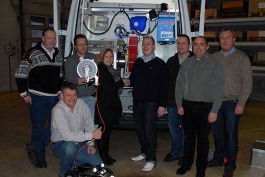 Overlevering av bilen til Sara Bakke hos TT teknikk. På bildet: Sara Bakke TT Teknikk, Kim Gaarder og Eddie Rudolph fra Vulkan Smith, representanter fra iPEK og JKL.