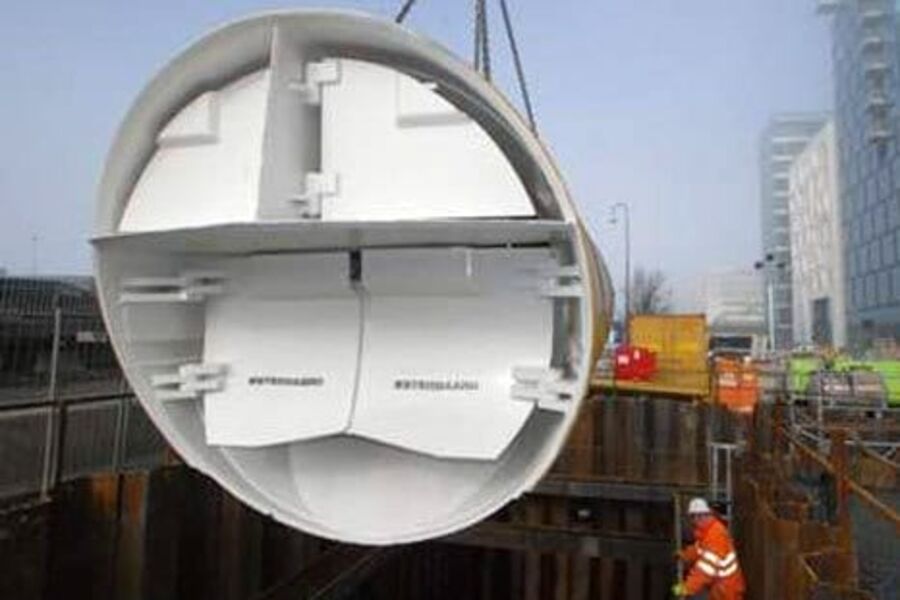 Det er store dimensjoner det er snakk om i dette prosjektet.Her ser vi borehodet som er utstyrt med en liten gravemaskin som graver ut massene inne i betongrørene etter hvert som de trykkes inn. Rørene har en indre diameter på 2,4 meter og en ytre diameter på 3 meter.