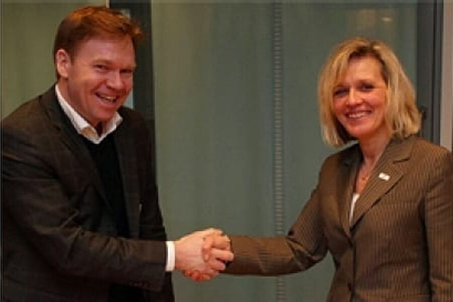 Divisjonsdirektør for regionale lufthavner i Avinor, Merete Snekkerbakken og Tommy Rudihagen, Direktør, AF Energi & Miljøteknikk.