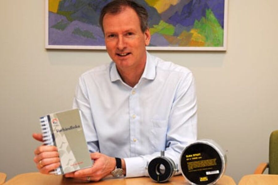 Markedssjef for VVS/Industri i Glava Lars Fillip Kolbu viser her frem to viktige verktøy for håndverkeren i arbeidet med å gjøre jobben riktig og ikke minst tette alle gjennomføringer i og rundt tekniske installasjoner.