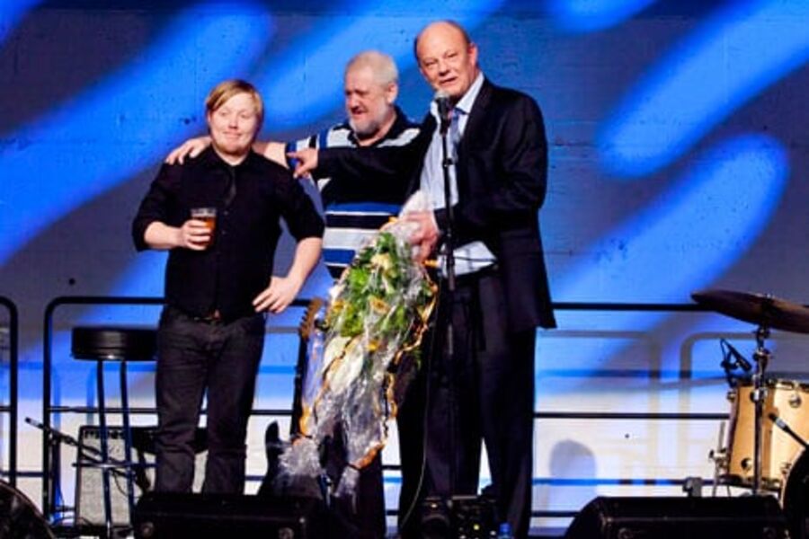 Kurt Nilsen underholdt og skapte god stemning under Ahlsell Dagen i Bergen. Her er Kurt sammen med John Georg Nyheim og Eirik Johannessen. Nyheim fikk blomster for at han har vært 50 år i faget og de to andre på bildet har for øvrig gått i lære hos nettopp John Georg Nyheim.Foto: Fotograf Kate-Monica.