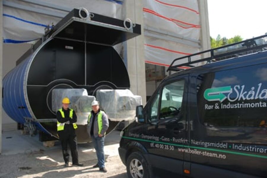 Skåland Rør & Industrimontasje AS er utnevnt til å være eneforhandler for Danstokers olje- og gasskjeler i Norge. På bildet Nils Martin Bakke, montør, og til høyre Steinar Skåland, daglig leder.