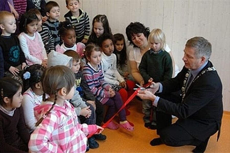 Ordfører Tore Opedal Hansen erklærer barnehagen for åpnet. Foto: Drammen kommune