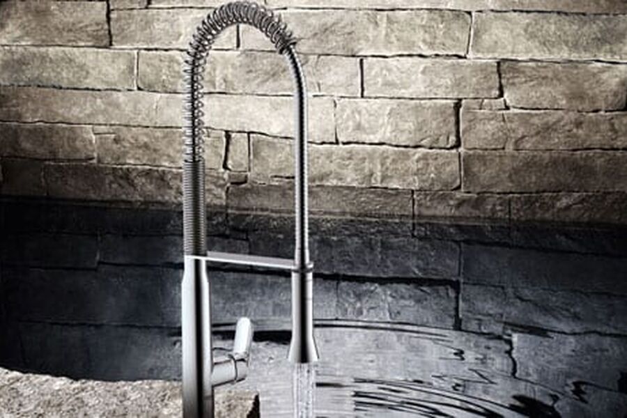 Hvis du skal følge trenden i 2011 bør du få frem noe av det industrielle preget. Den nye kjøkkenkranen K7 fra Grohe har lykkes med det.