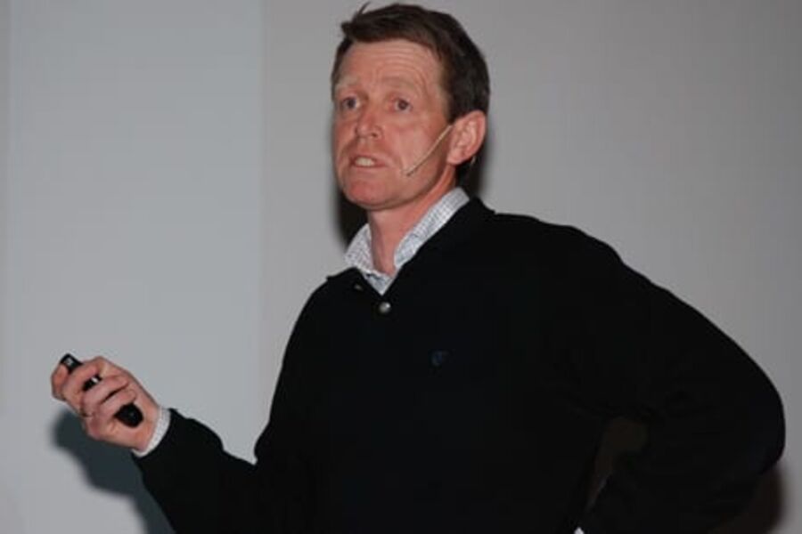 SINTEF-forsker Lars- Erik Fiskum forklarer sprukne vannrør og vannskader med mangel på kompetanse hos bolig- og hytteeiere samt at rørleggerne ofte gjør feil når de legger rør.