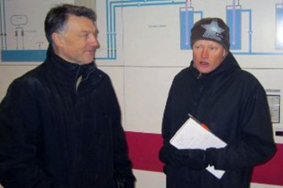 Norsk-svensk forbrødring på vannrenseanlegget i Östersund. SINTEFs Bjørnar Eikebrokk (til venstre) er en av tre norske eksperter som skal være diskusjonspartnere for kommunens miljøsjef Jari Hiltula. Foto: Christen Ræstad.