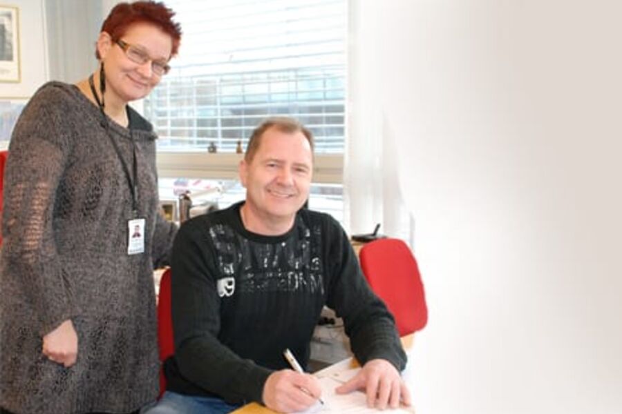 Hanne Rønneberg, Konserndirektør i SINTEF Byggforsk, og Oddgeir Tobiassen, Styreleder i FFV, signerer ny samarbeidsavtale. Foto: SINTEF Byggforsk