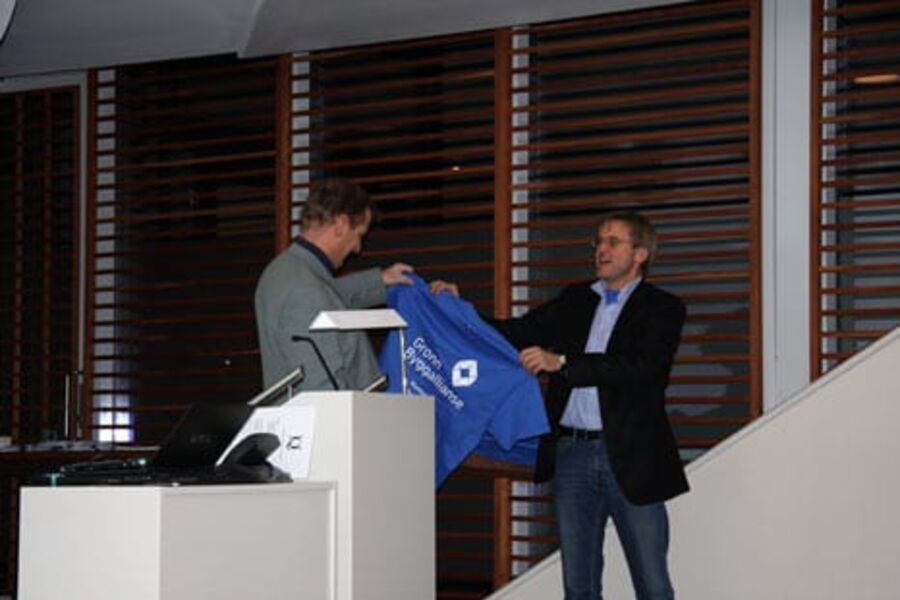 William Rode i NVE får sin T-skjorte av daglig leder Erik A. Hammer i Grønn Byggallianse.