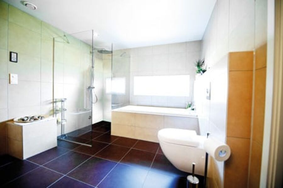 Når badet et er 20-30 år gammelt bør man pusse opp for å unngå skader, anbefaler Varme & Bad. (Foto: Mimikk)