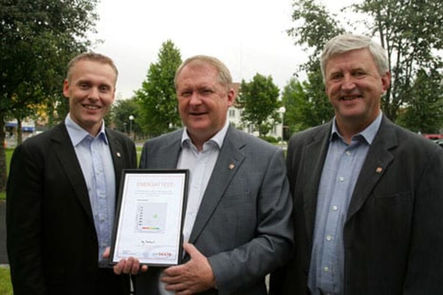 Ledelsen i SEEN Nordic AS smiler bredt etter at avtalen med AMFI er klar. Fra venstre: Jo Morten Nordbye, markeds- og salgssjef, Jan Harald Narum, administrerende direktør og Leif J. Cae, salgssjef bedrift.