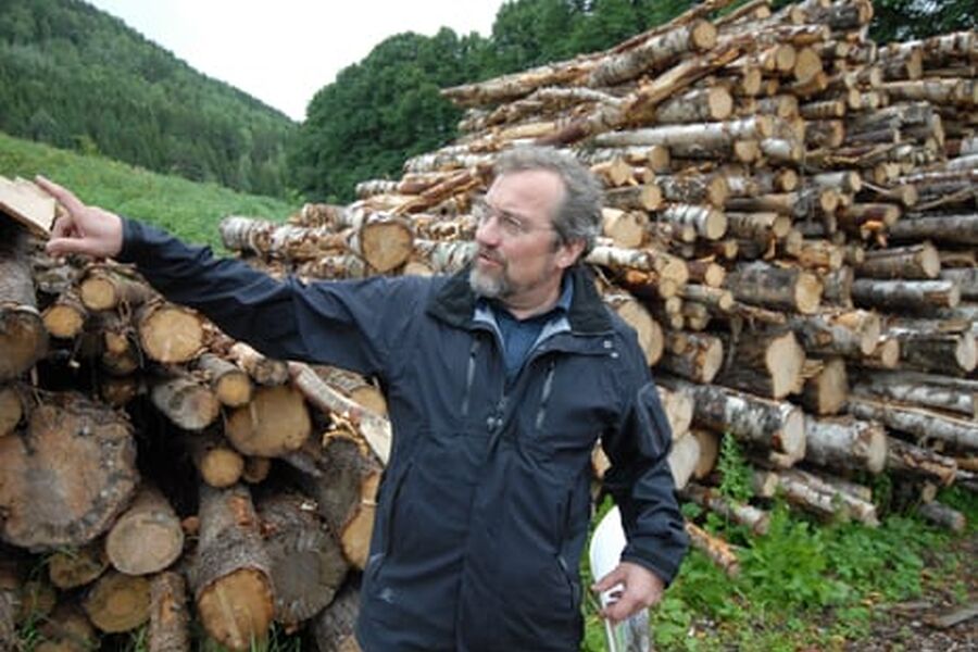 Erik Eid Holhe, mannen bak Energigården i Brandbu driver undervisning om hvordan planlegge og bygge et bioenergianlegg. Foto: Per Henriksen