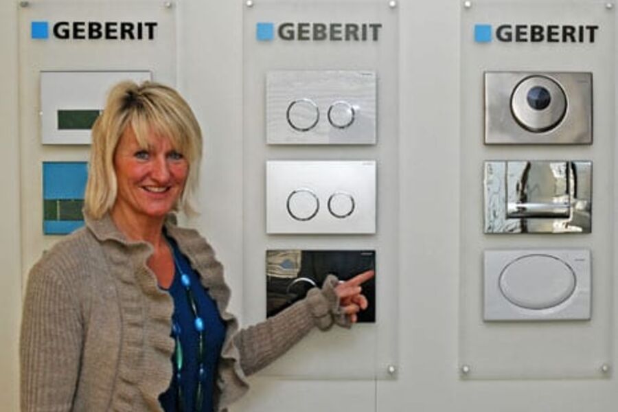 Anita Sagen med et utvalg av Geberits kanskje største suksessprodukt: betjeningsplater.