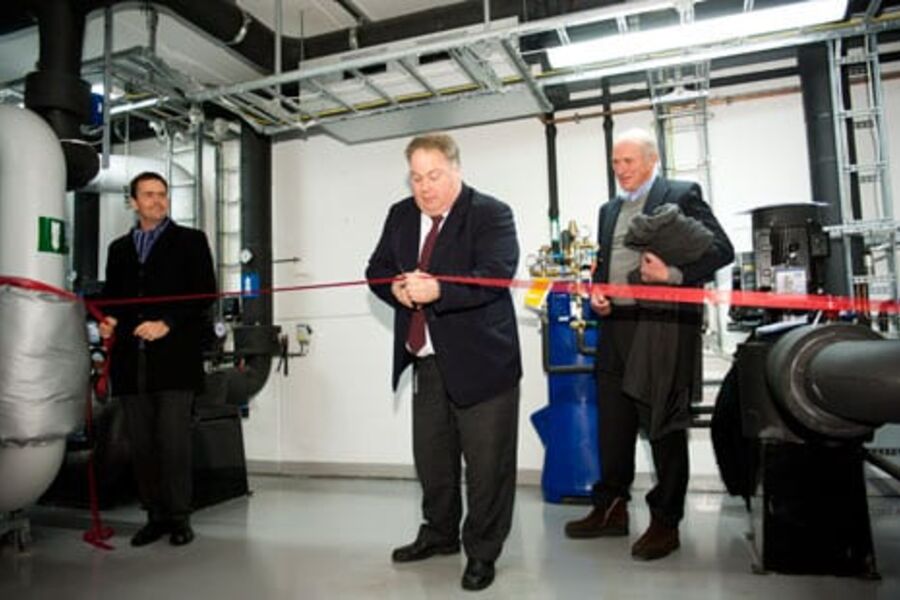 Oslos byråd for byutvikling, Bård Folke Fredriksen klipte snora og åpnet dermed Vulkan energisentral sammen med adm. dir. Peter Groth i Aspelin Ramm.