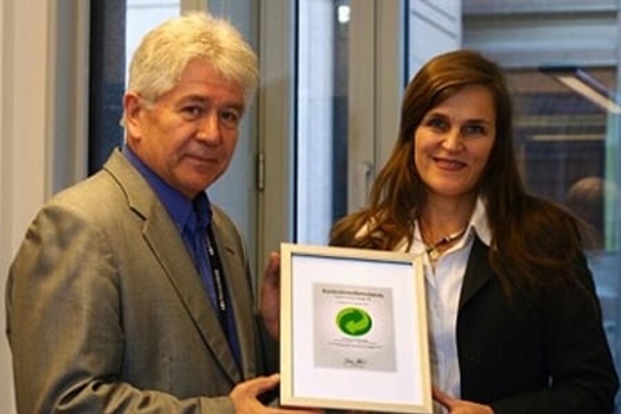 Forsvarsbygg er blitt medlem i Grønt Punkt Norge. Adm. dir. Frode Sjursen i Forsvarsbygg mottar medlemsdiplomet av adm. dir. Jaana Røine i Grønt Punkt Norge. Foto: Forsvarsbygg/Arve Rosland