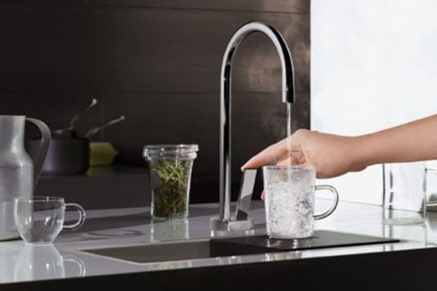 Ved siden av en modell som er en ren varmtvannskilde (Hot Water Dispenser) kan denne produktnyheten leveres som en kombinert varmt- og kaldtvannskilde (Hot & Cold Water Dispenser).