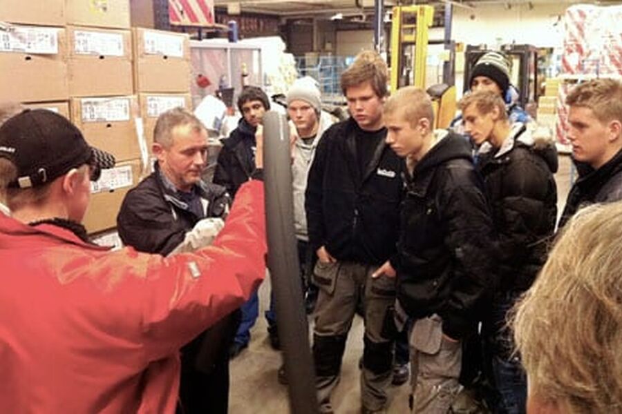 13 elever og to lærere fra grunnkurs i bygg- og anleggsteknikk ved Borg VGS besøkte Kaimanns lokaler i Moss mandag 15. november, for å få et innblikk i isolatøryrket og isolasjonsbransjen.