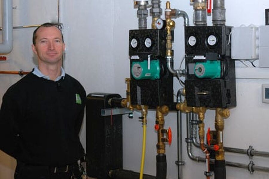 Eivind Gärtner med styringsboksen som sitter ved inntaket og den første varmeveksleren.