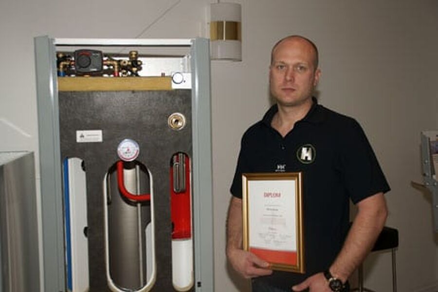 - Vi anslår at tanken kan forsyne en enebolig på 200 til 250 kvadratmeter med både varmtvann og til vannbåren oppvarmingsier Magnus Vegheim, daglig leder i Hitech Energy.