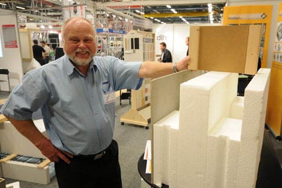 Daglig leder Frank A. Åser i Nordic Isoelementer AS viser fram en variant av ringmursystemet som kan tilpasses passivhus. Foto: Byggeindustrien