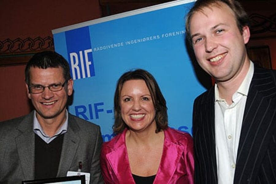 RIF kåret Tom Baade Mathisen (fra venstre) fra Norconsult til Årets ildsjel. Her er han avbildet sammen med RIF-direktør Liv Kari Hansteen og Per Kristian Røren Lien fra Electronova som ble kåret til Årets unge rådgiver.Foto:RIF
