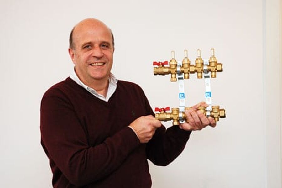 - Ved bruk av LK antilegionellafordeler får du en konstant sirkulasjon gjennom hele kaldt- og varmtvannsystemet uten noen stillestående punkter som kan utvikle legionellabakterier sier daglig leder Kurt Larsson i LK System.