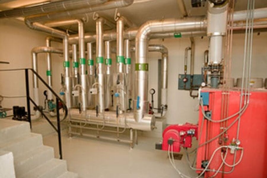 Fyringsrommet på Uranienborg skole er pusset opp og nå varmes skolen opp av kun biofyringsolje. Foto: Undervisningsbygg