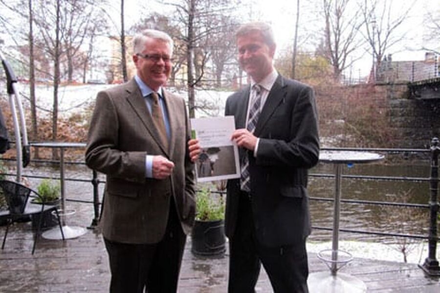 Miljø- og utviklingsminister Erik Solheim sammen med utvalgsleder Oddvar Flæte. Foto: Miljøverndepartementet.