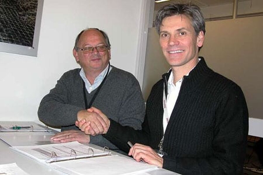 Regionsjef Kjell Syversen, Forsvarsbygg og administrerende direktør Jon Erik Lunøe, AS Selvaagbygg gratulerer hverandre med avtaleinngåelsen og ser frem til videre samarbeid. Foto ved Heidi Sørskog, Forsvarsbygg