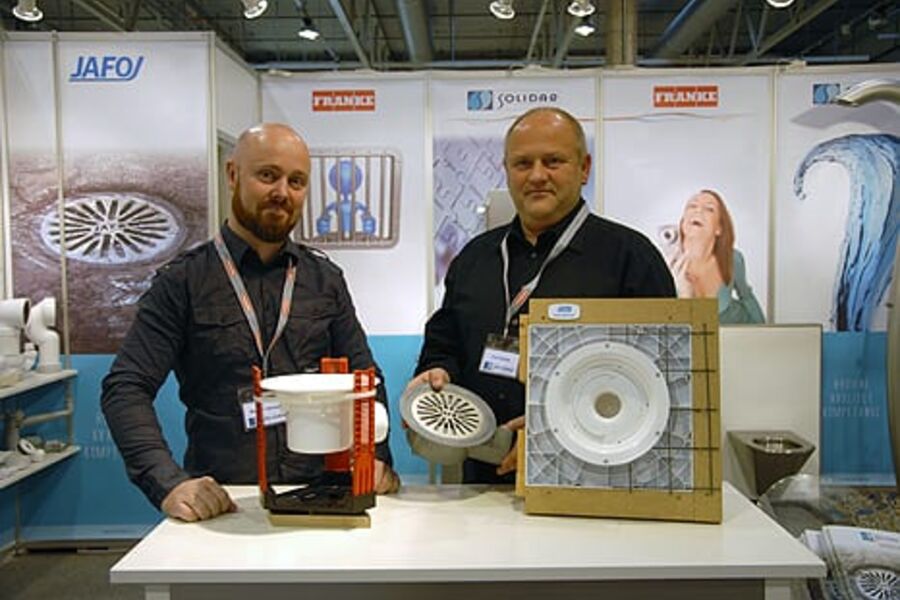 Daglig leder Werner Johansen og rørlegger salg Finn Granås hos Solidar mener at deres enkle Jafo-produkter bidrar bedre til å holde våtromsnormen. Foto: Per Henriksen