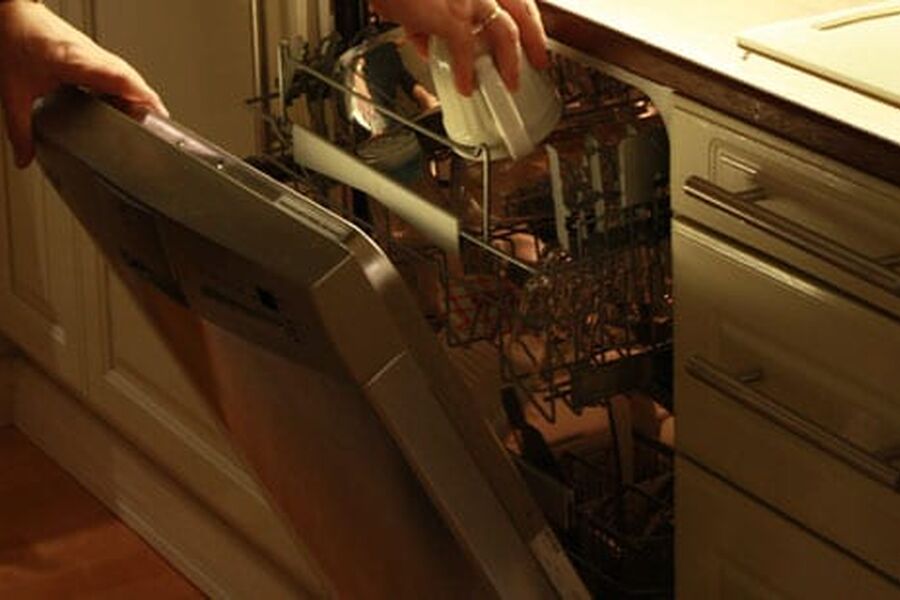 Lekkasjer på kjøkkenet kan gi store vannskader. (Foto: Rita H. Jønsberg, Varme & Bad)