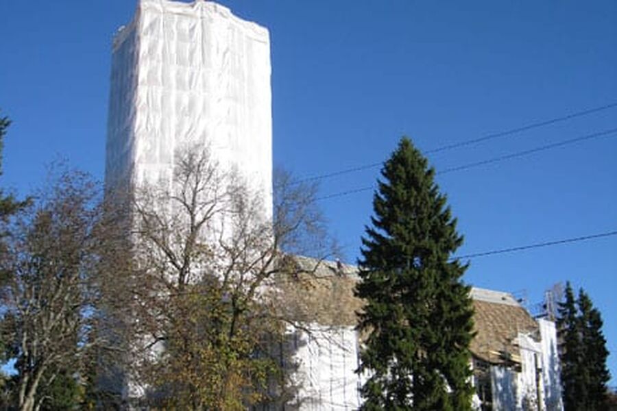 Alliero, som nylig restaurerte Sylling kirke i Lier kommune, er nå i gang med utvendig rehabilitering av Nordberg kirke i Oslo.(Foto: Alliero)