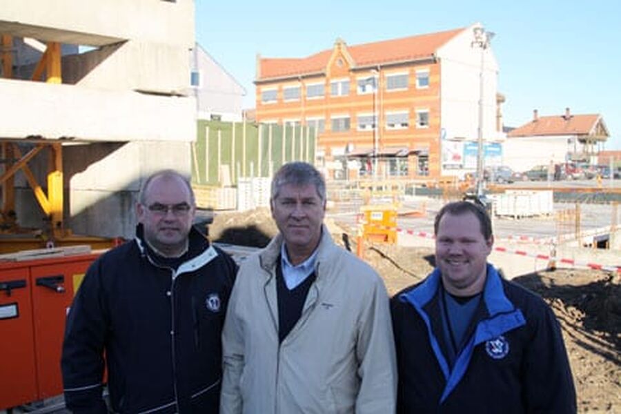 Eiendomsmegler Frode Eriksen, prosjektleder Bjørn Fredriksen og kunderådgiver Cato A. Strand er meget tilfreds med at det nye leilighetskomplekset skal knytte seg til byens nye fjernvarmeanlegg.