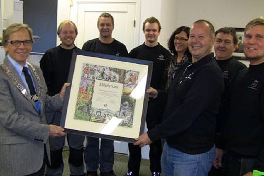 Ventilasjonskompetanse AS på Nøtterøy er stolt av tildelingen av Miljøfyrtårnsertifikatet.Her er alle samlet i forbindelse med overrekkelsen med ordføreren i spissen. Fra venstre ordfører Roar Jonstang, Morten Løf, Morten Skjønhaug,Joakim Dragerengen, Mette Reinem,Tor Agnar Carlstedt, Kjell Langerud og Espen Ingholm.