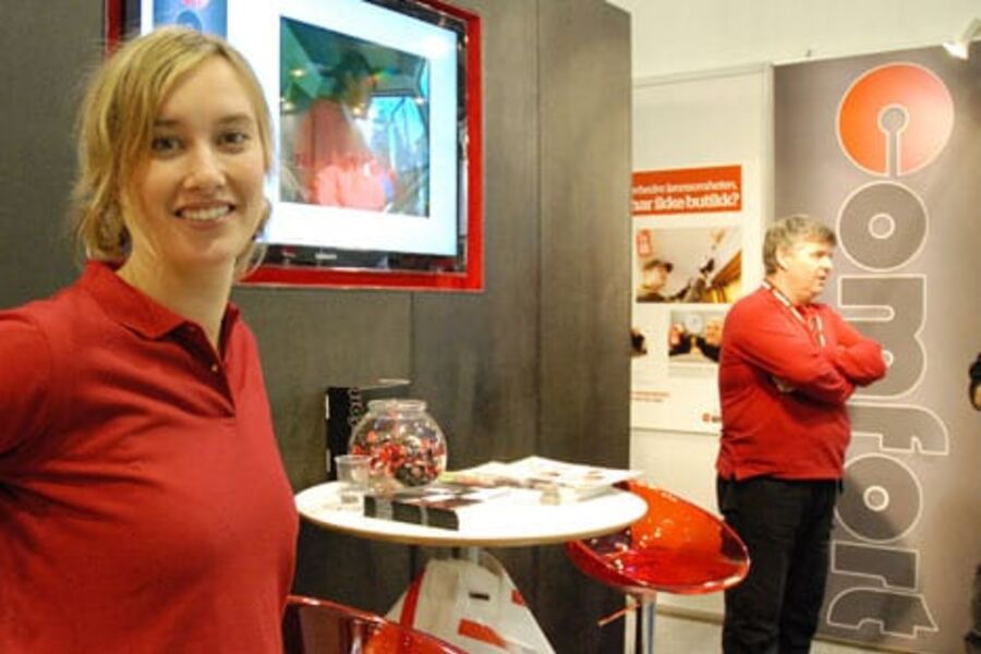 Comforts gode konsepter og fokus på rørleggerens lønnsomhet ga konkrete resultater under VVS Dagene 2010. På bildet, markedskoordinator Karen Marcussen. I bakgrunnen, markedssjef Einar Evje. (Foto: Jan H. Kalvik)