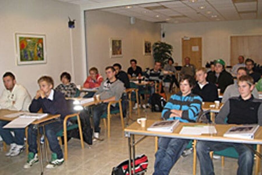 16 lærlinger fant veien til GKs hovedkontor på Bryn, sammen med sine fagansvarlige.