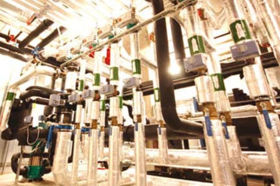 Aibel-bygget er ut fra 2006 teknologi et meget gjennomtenkt prosjekt, men har i dag potensiale til ytterligere reduksjoner. Her ser ma det tekniske rommet som er utført eksemplasrisk i forhold til rørisolering osv.Foto. YIT