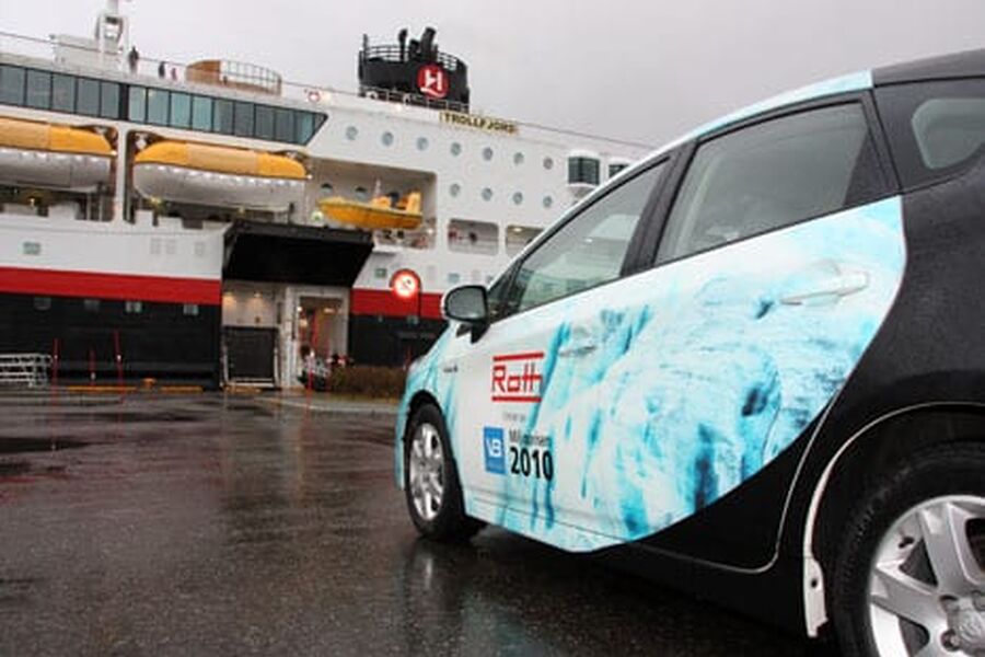 I ett år får vinneren disponere en Ford Prius, profilert som et smeltende isfjell.I 2010 fikk leverandøren Roth Nordic AS miljøprisen.