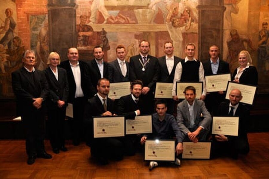 Her har vi Oldermann Tor Egil Orvei sammen med 12 av de tretten mesterne under den høytidlige utdelingen i Håndverkerens tradisjonsrike lokaler.