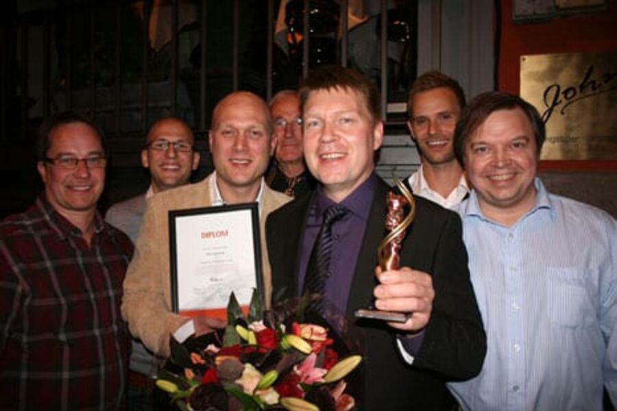 Her har en glad gjeng fra Hitech Energy AS rett etter prisutdelingen. Fra venstre finner vi: Salgsmedarbeider Mats Dahlstrøm,aksjonær Anderas Vegheim,daglig leder Magnus Vegheim,styreleder Trygve Nordby, Adm.direktør Ingvar Johansson i Heatacc AB og styremedlem i Hitech,styremedlem Marius L. Andersen og markedsdirektør Roar Røise.