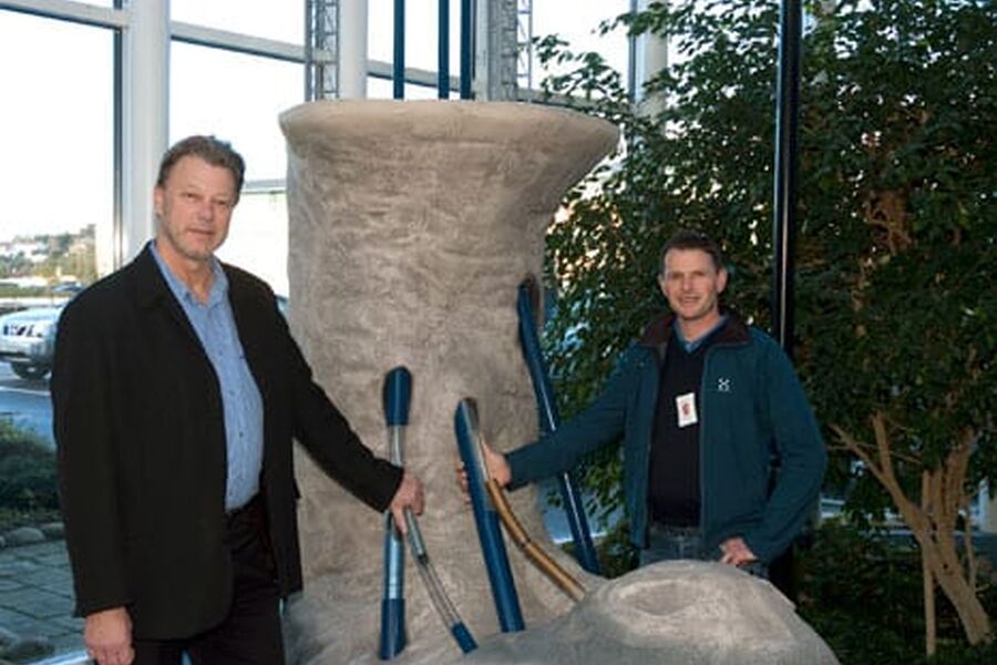 Roy Michalsen (tv) fra Schneider og Lars Arve Førre har skapt lavenergibygg ved Halliburtons kontor i Tananger.Foto: Karl Henrik Pedersen