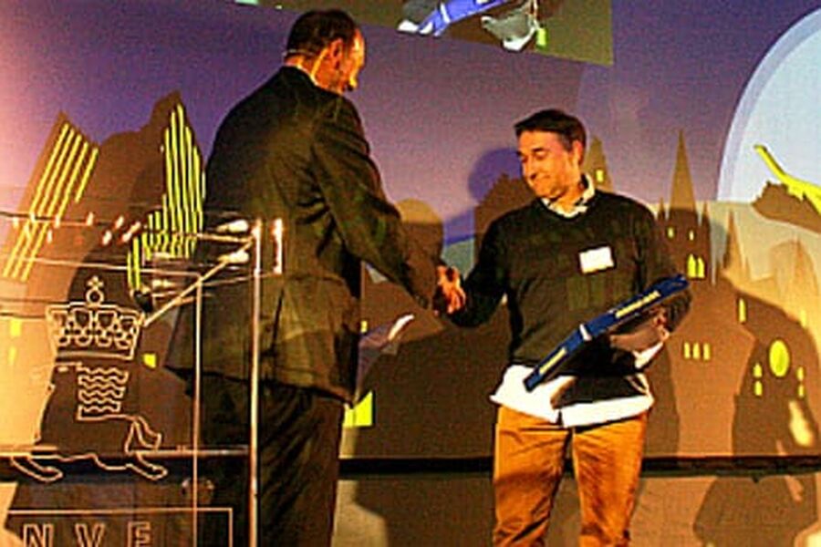 Vassdrags- og energidirektør Agnar Aas, som delte ut prisen, trakk fram Tor Helge Dokkas utrettelige innsats innen fagfeltet energi i bygninger, og pekte på hans brede kompetanse.