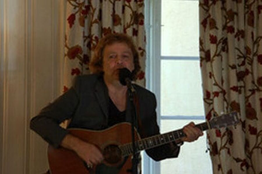 Med på lanseringen var Arne Garvang, bedre kjent som Pelle Parafin fra Pelle Parafins Bøljeband, som spilte fornybar musikk  som Pelle oljefri parafin.