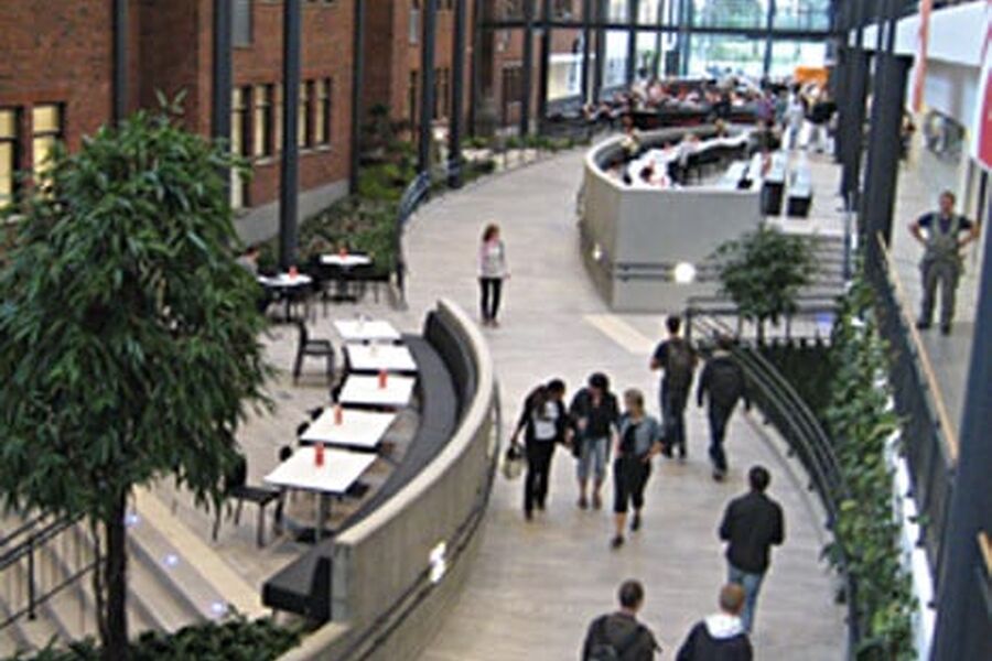 Campus Grimstad med 25.000 nybygde og nyoppussede kvadratmeter sto klart i august til å ta imot 2500 ingeniør-, sykepleier-, økonomi- og lærerstudenter i landets nyeste, flotteste og mest moderne lærested innen høyere utdanning